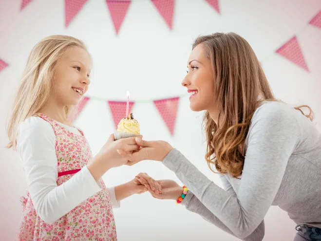 Mama gratuliert der Tochter zum Geburtstag.