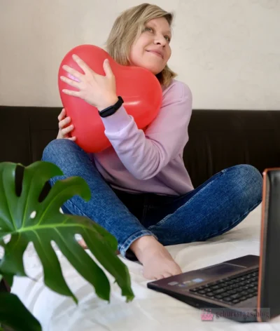 Feiere mit Freunden bequem vor dem Notebook