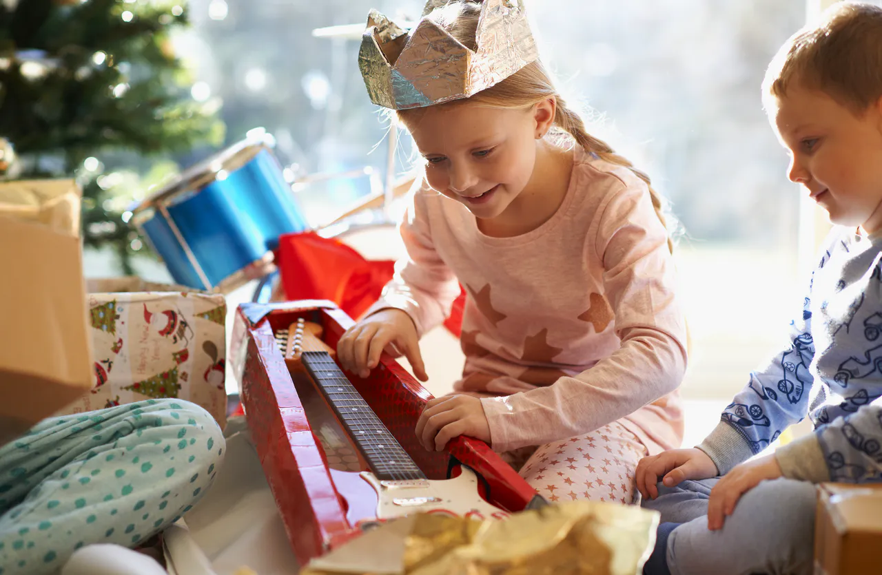 Kinder freuen sich über Geschenke.