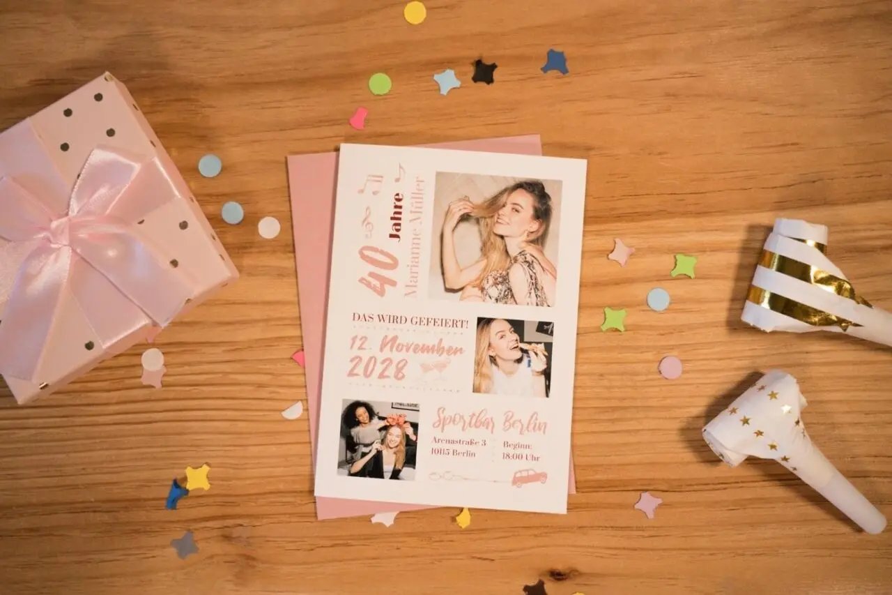Der perfekte Zeitpunkt für Geburtstagseinladungen – und was wirklich hineingehört Geburtstagseinladungen für eine 40. Feier am 12. November 2028 in Berlin, dekoriert mit Konfetti, Geschenk und Partytröte auf einem Holztisch - der perfekte Einladungsinhalt für den perfekten Zeitpunkt!.