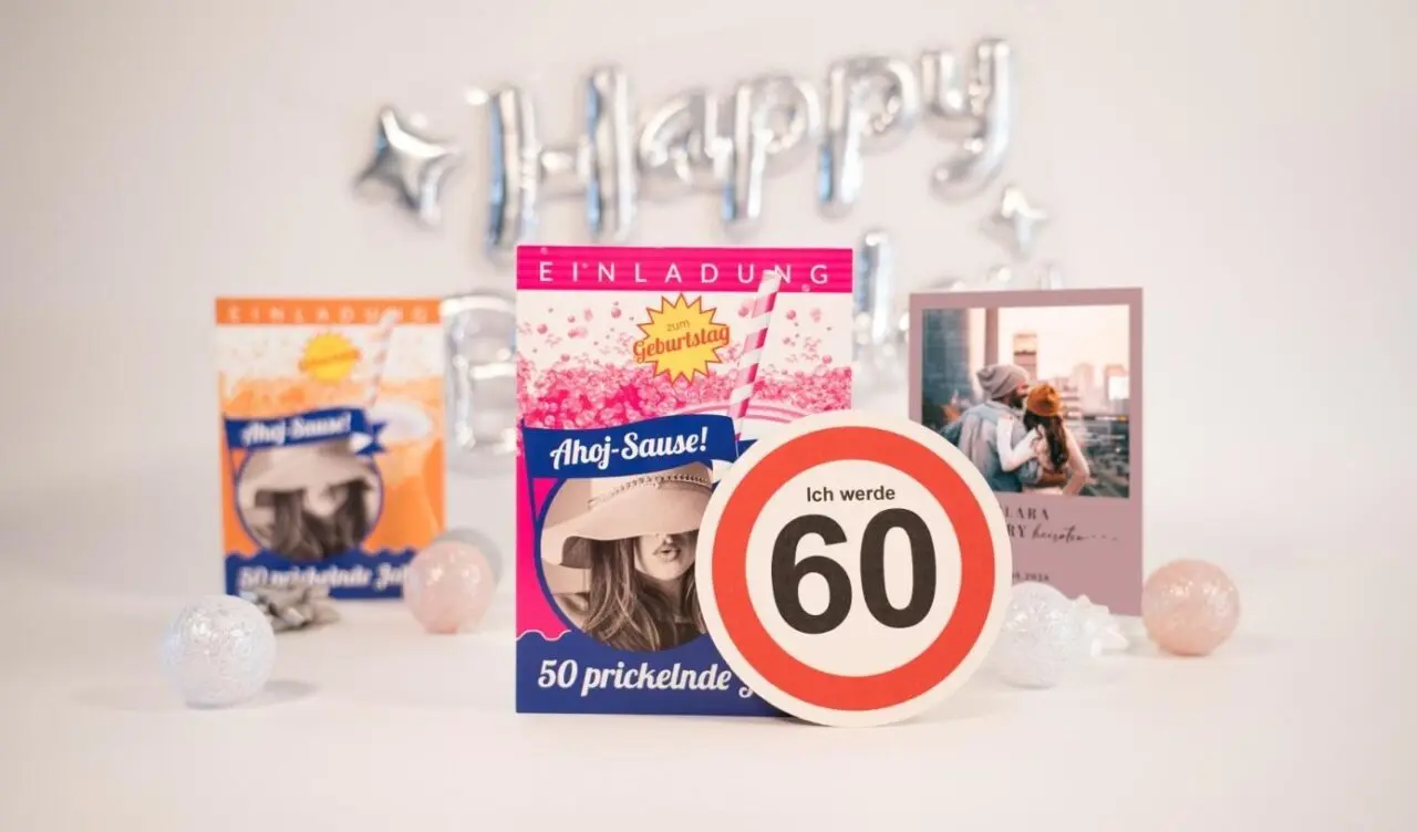 Der perfekte Zeitpunkt für Geburtstagseinladungen – und was wirklich hineingehört Eine Einladung zum 60. Geburtstag mit einem nachgemachten Straßenschild mit der Aufschrift "Ich werde 60" wird zwischen Geburtstagseinladungen und Dekorationen präsentiert. "Happy Birthday" steht auf einem metallischen Luftballon im Hintergrund - der perfekte Zeitpunkt zum Feiern!.